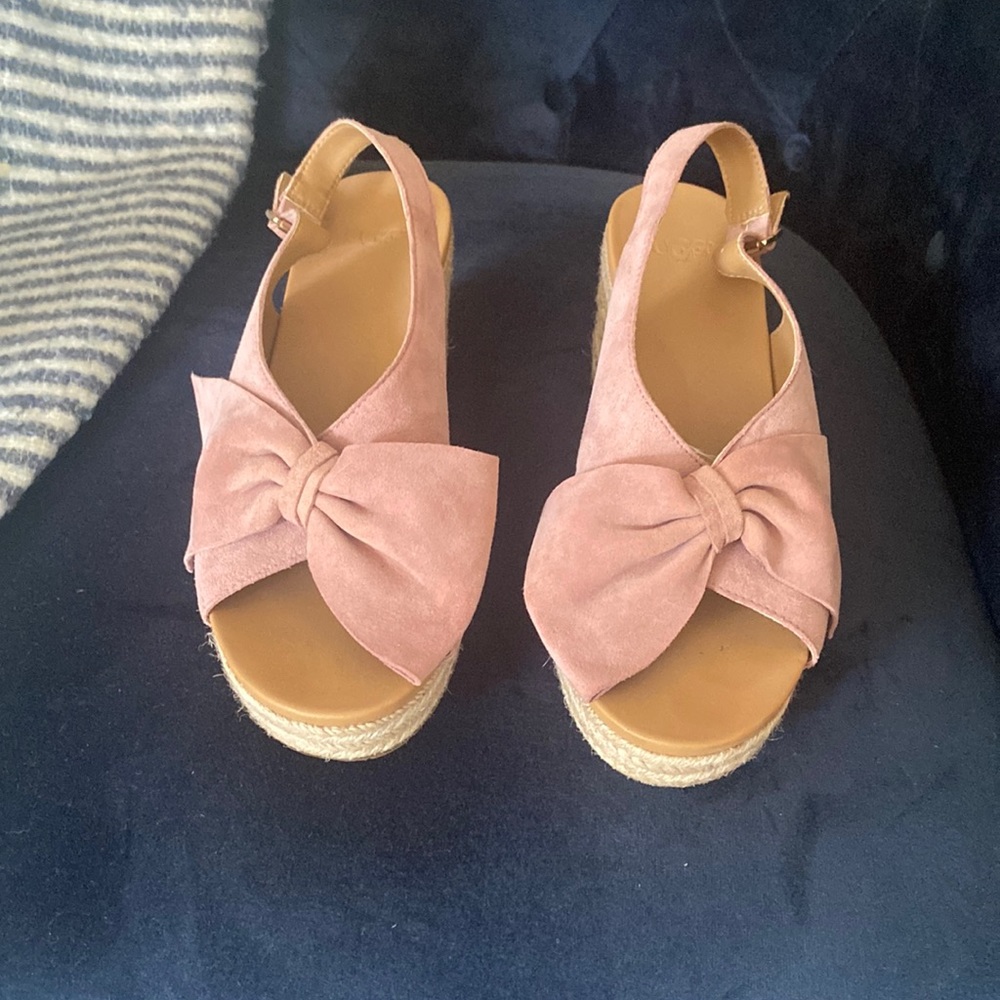 UGG wedge sandal. Beautiful mauve pink/subtle lavender . Excellent condition
